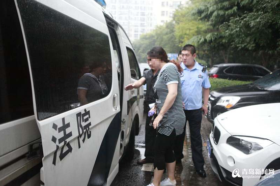 被執(zhí)行人李某被帶上警車。
