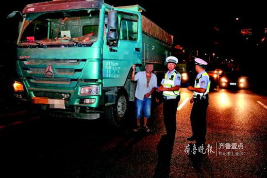 交警夜查渣土車違法。濟南交警供圖