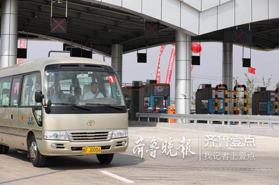龙青高速通车后，第一辆上路的车辆通过招远东收费站。