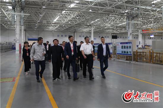 首届齐商大会嘉宾参观了山东国金汽车制造有限公司。
