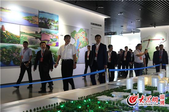 嘉宾参观了淄博市城乡规划展览馆。
