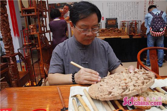 山东省省级非物质文化遗产“桃木雕刻民俗”的传承人王来新