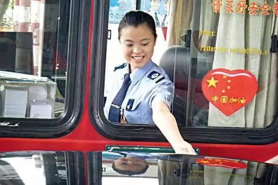 國慶假期,就算高速路不收費,他們也要上班。