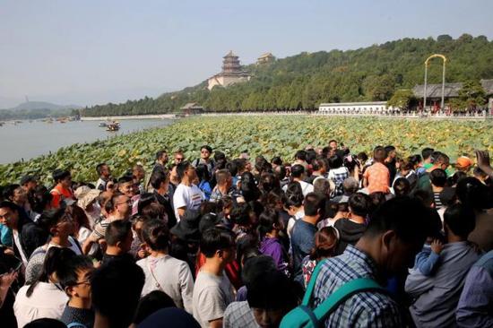 ↑10月4日，在北京颐和园景区(图/视觉中国)