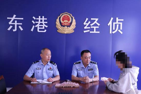 目前上述兩名犯罪嫌疑人已被采取強(qiáng)制措施,辦案民警正全力追繳被騙款物。