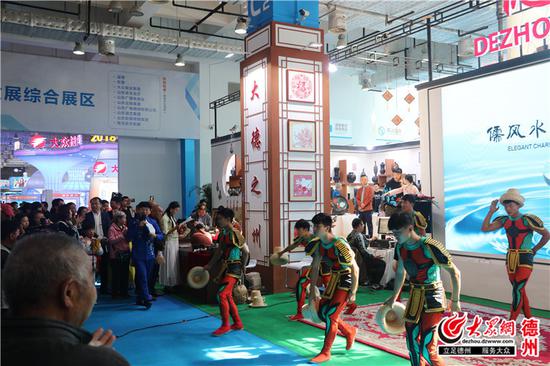 德州展區精彩的現場雜技表演