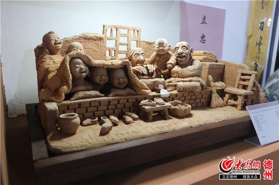 參加展示的德州黑陶作品