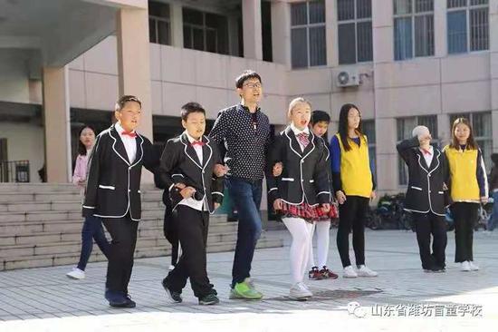 记者问其中一个盲孩子,