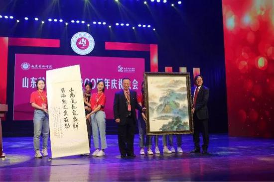 港澳台美术家协会主席蔡豪杰向山东艺术学院捐赠书画作品