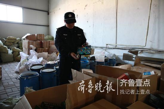民警展示要銷毀的假藥。