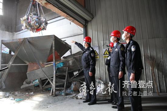 民警和食藥監工作人員監督藥品銷毀。