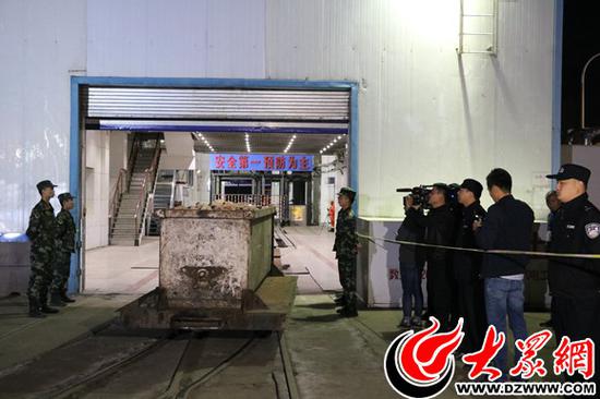 26日晚8時許,救援人員在井口處堅守