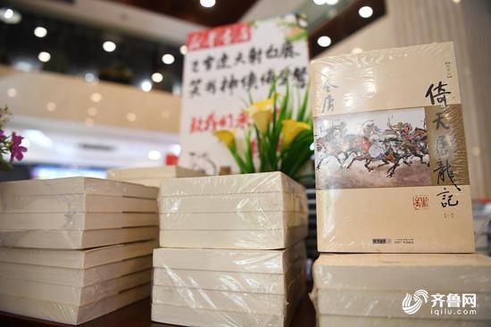 圖為新華書店一樓大廳,為紀念金庸設置的書籍展示區。