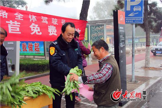 公交驾驶员为市民赠送莴苣