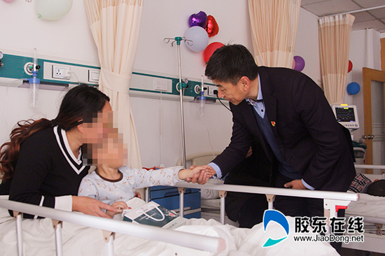 孫雅濱書記親切地慰問患兒及家屬