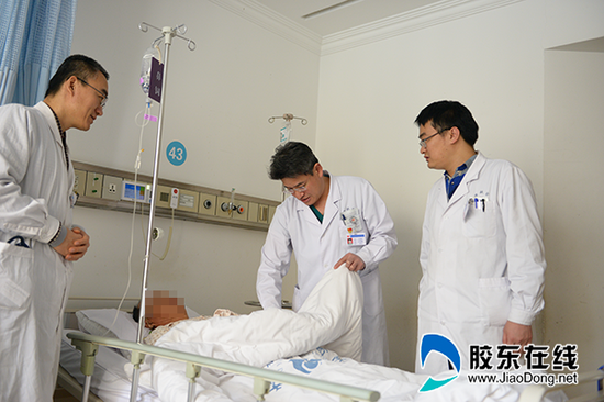 呂忠船(右二)在查房