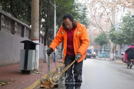 他说：“雪天，路滑，为了保障路面的清洁4点钟就来这里扫树叶了”