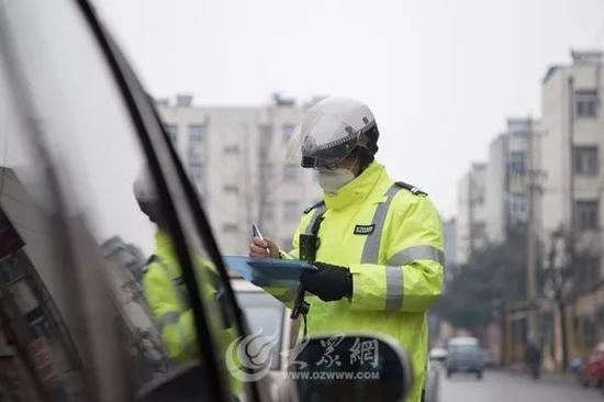 市中交警提醒：中央广场停车场东面的南北路请不要再违停了。