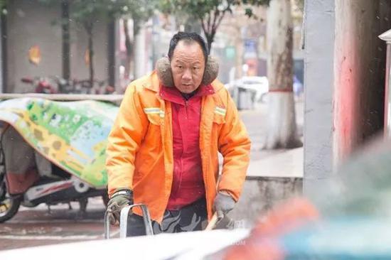 早上8:30,天空仍飄著小雪,環衛工趙師傅將馬路掃了三遍了。