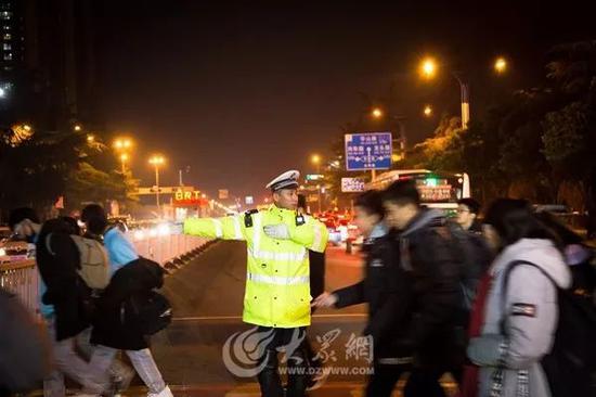 下午5點,仍然堅守崗位的交警同志。