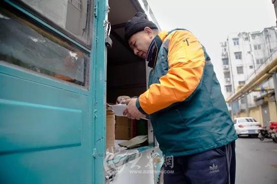 上午11 :20,快遞員楊青君送完了一三輪車快遞