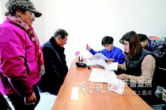 20日,遲明德和老伴兒第一個來辦理回遷手續。 記者 于悅 攝