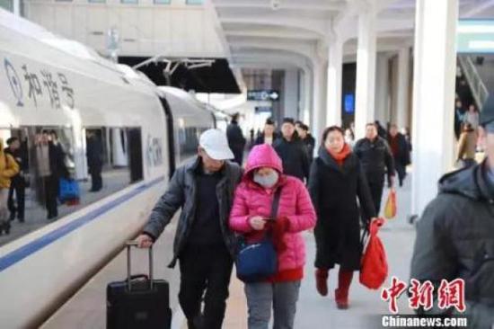 ↑資料圖:正在準備上車的旅客。張學鵬 攝