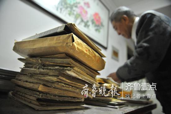 孔祥榮多次搬家,已經發黃的卷宗卻是帶在他身邊的寶貝。