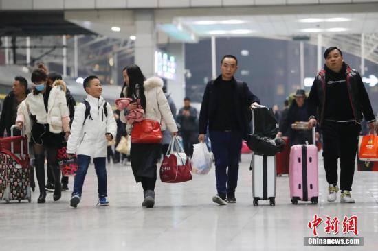 資料圖:火車站內的乘客 殷立勤 攝