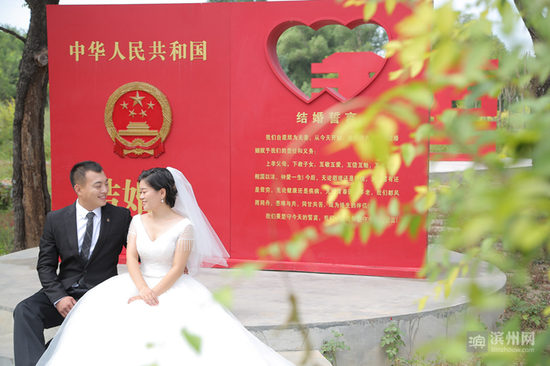 全市首个以移风易俗为主题的福彩婚庆公园落成，倡树婚姻文明新风尚。