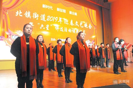 社区工作人员的合唱《歌唱祖国》唱出了对祖国的祝福。