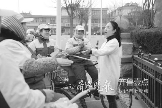 張瀟為環(huán)衛(wèi)同事們演唱。 本報(bào)記者 黃健恒 攝