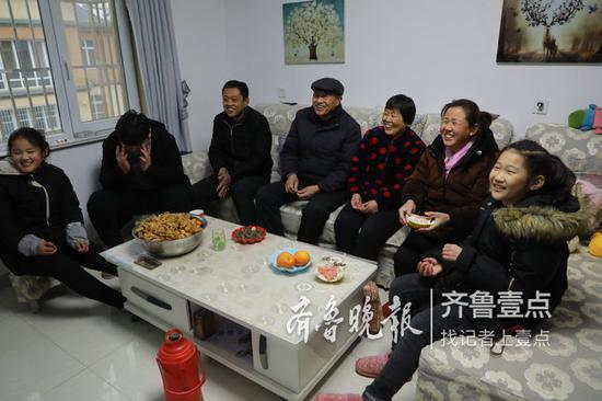 王慶東一家新全家福。