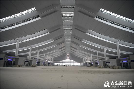 候車大廳,檢票閘機已擺放到位。