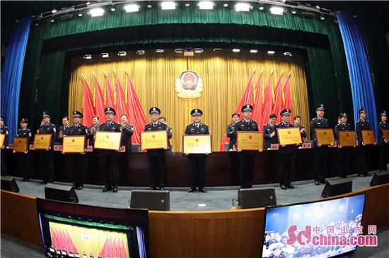 會上還表彰了2018年度全市公安機關先進集體和先進個人。