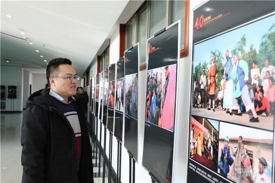 2月17日,市民观看庆祝改革开放40周年图片展。