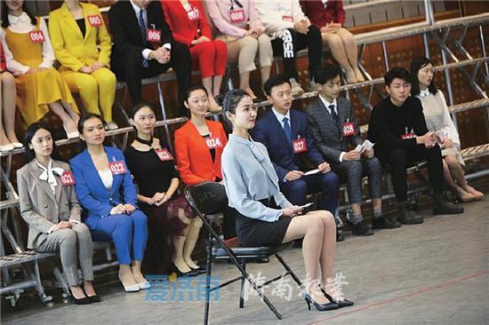 2月24日,考生在山東藝術(shù)學(xué)院參加播音專業(yè)的考試。