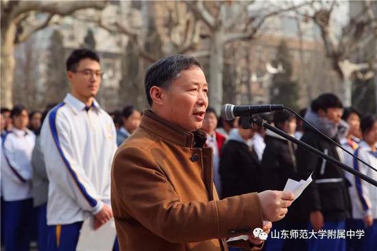刘从军发表国旗下的演讲