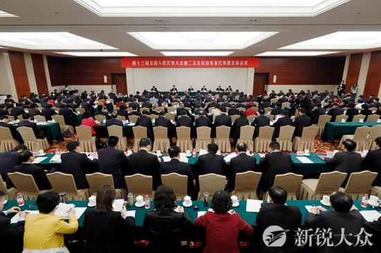 會上,于曉明傳達了大會秘書處召開的各代表團召集人會議精神。