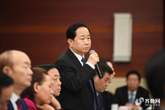 圖為:李希信回答山東廣播電視臺記者提問