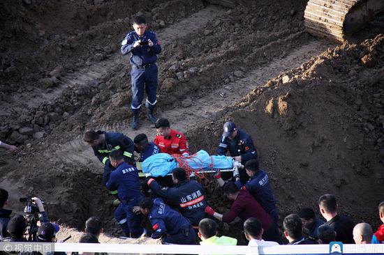 2019年3月15日,山东聊城,救援队员将坠井儿童救出。