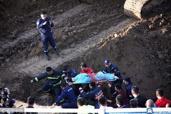 2019年3月15日,山东聊城,救援队员将坠井儿童救出。