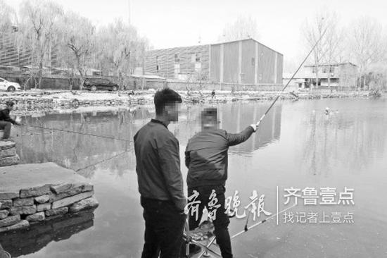 临沂一家垂钓园内,尽管是工作日的中午,依然有垂钓爱好者“鏖战”。