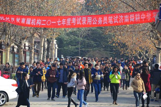 與往年相比,我省今年公務(wù)員招錄人數(shù)出現(xiàn)“斷崖式”下跌(資料片)