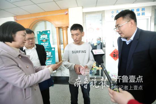 济南济宁商会和泗水县医保局分别送来了4.6万元和2000元捐助款。