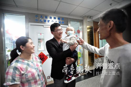丁翊龍發完貨后趕到醫院看望小一軒。本報記者 張中 攝