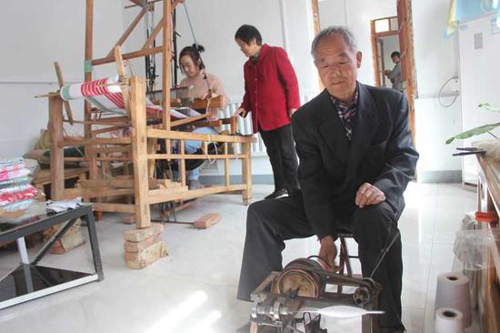 一家三口分工协作织布