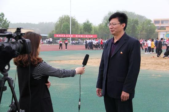 陈集镇第一学区德育研究与管理中心主任张善忠同志接受电视台采访。