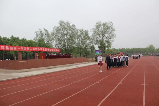 陈集镇第一学区各学校运动员代表队入场。