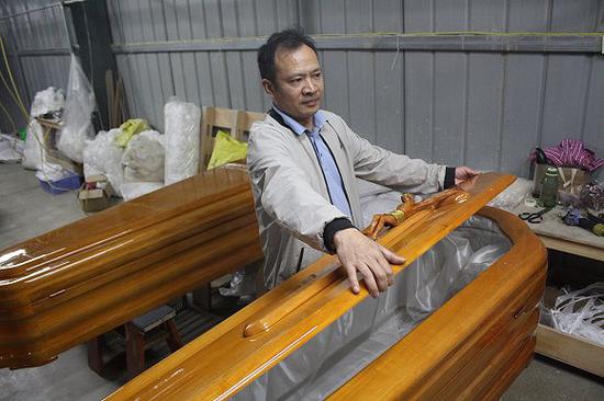 古安华生产的棺材出口欧美。图片来源：杨立赟